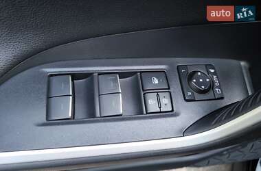 Позашляховик / Кросовер Toyota RAV4 2023 в 
