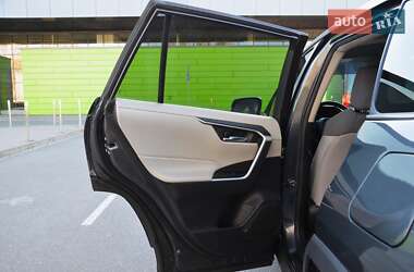 Внедорожник / Кроссовер Toyota RAV4 2020 в 