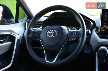 Внедорожник / Кроссовер Toyota RAV4 2020 в 