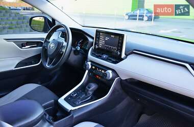 Внедорожник / Кроссовер Toyota RAV4 2020 в 