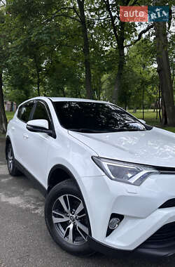 Внедорожник / Кроссовер Toyota RAV4 2017 в 