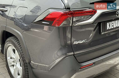 Позашляховик / Кросовер Toyota RAV4 2020 в 