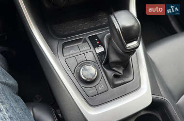 Позашляховик / Кросовер Toyota RAV4 2020 в 