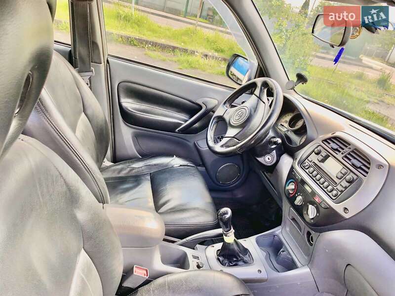 Внедорожник / Кроссовер Toyota RAV4 2002 в Луцке