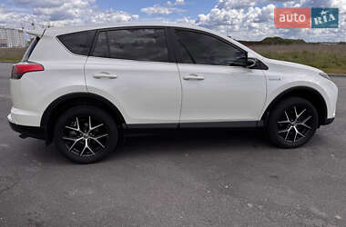 Позашляховик / Кросовер Toyota RAV4 2016 в 
