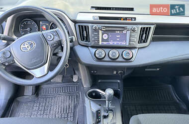 Внедорожник / Кроссовер Toyota RAV4 2018 в 