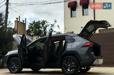 Позашляховик / Кросовер Toyota RAV4 2021 в 