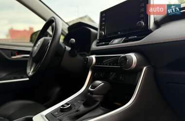 Позашляховик / Кросовер Toyota RAV4 2021 в 