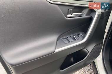 Внедорожник / Кроссовер Toyota RAV4 2020 в 