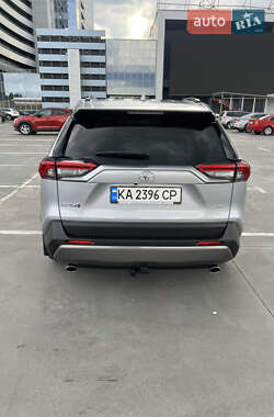 Позашляховик / Кросовер Toyota RAV4 2020 в 