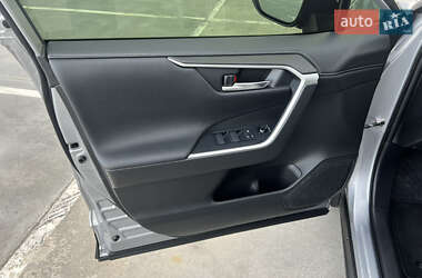 Позашляховик / Кросовер Toyota RAV4 2020 в 