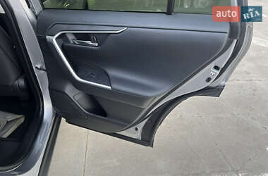 Позашляховик / Кросовер Toyota RAV4 2020 в 
