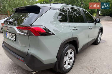 Позашляховик / Кросовер Toyota RAV4 2019 в 