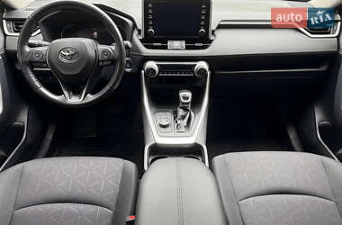 Позашляховик / Кросовер Toyota RAV4 2019 в 