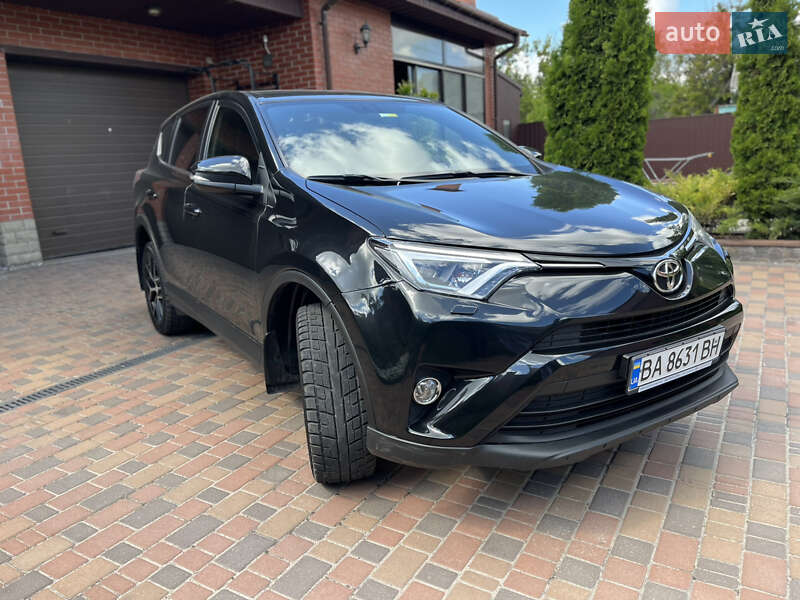 Внедорожник / Кроссовер Toyota RAV4 2016 в Кропивницком
