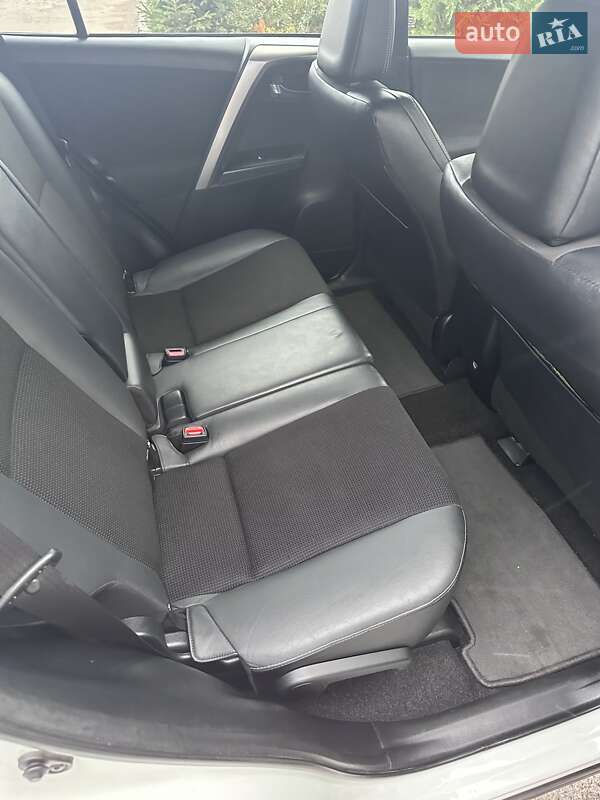 Позашляховик / Кросовер Toyota RAV4 2015 в Сумах