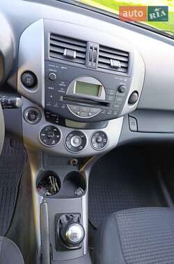 Внедорожник / Кроссовер Toyota RAV4 2006 в 