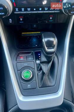 Позашляховик / Кросовер Toyota RAV4 2020 в 