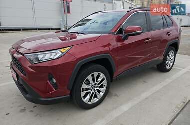 Позашляховик / Кросовер Toyota RAV4 2020 в 