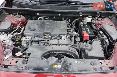 Позашляховик / Кросовер Toyota RAV4 2020 в 