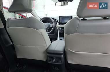 Позашляховик / Кросовер Toyota RAV4 2020 в 