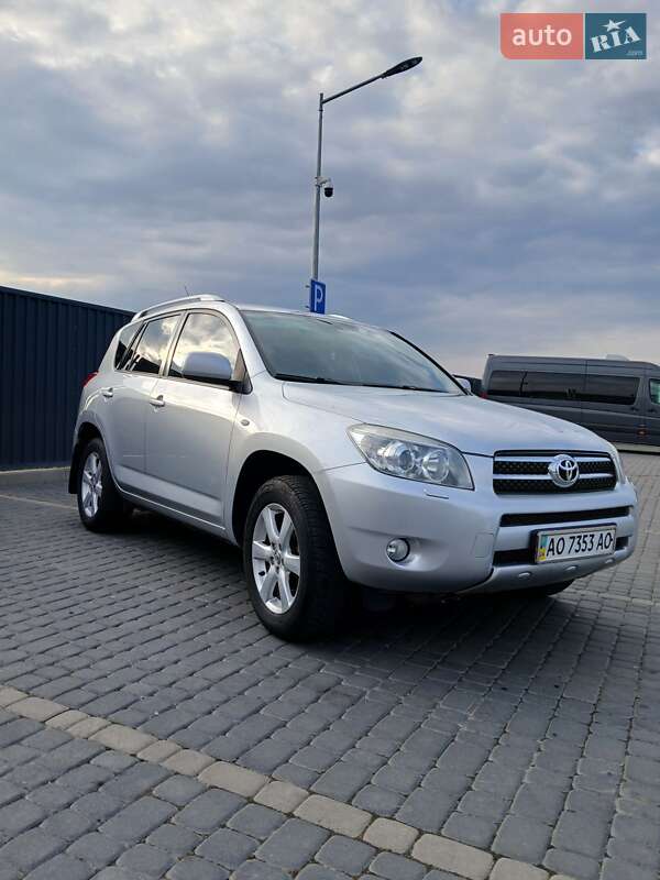 Позашляховик / Кросовер Toyota RAV4 2008 в 