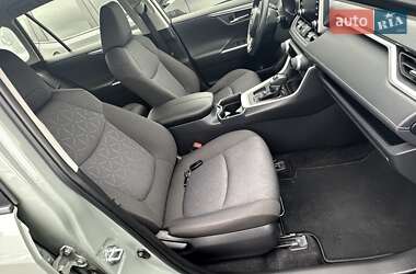 Внедорожник / Кроссовер Toyota RAV4 2019 в 