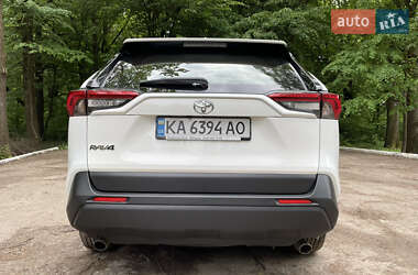 Позашляховик / Кросовер Toyota RAV4 2020 в 