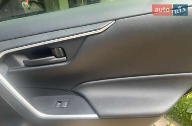 Внедорожник / Кроссовер Toyota RAV4 2020 в 