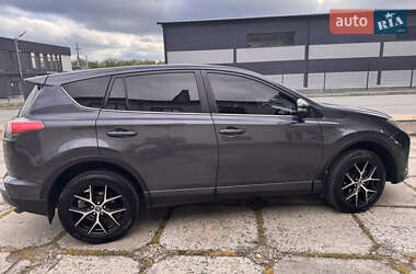 Позашляховик / Кросовер Toyota RAV4 2016 в 