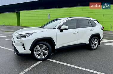 Позашляховик / Кросовер Toyota RAV4 2020 в 