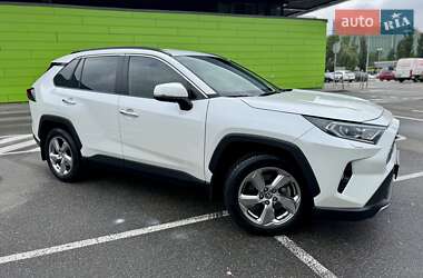 Позашляховик / Кросовер Toyota RAV4 2020 в 