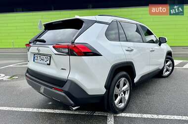 Позашляховик / Кросовер Toyota RAV4 2020 в 