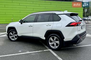 Позашляховик / Кросовер Toyota RAV4 2020 в 