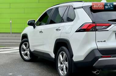 Позашляховик / Кросовер Toyota RAV4 2020 в 