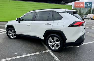 Позашляховик / Кросовер Toyota RAV4 2020 в 