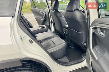 Позашляховик / Кросовер Toyota RAV4 2020 в 