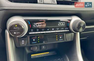 Позашляховик / Кросовер Toyota RAV4 2020 в 