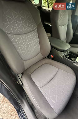 Позашляховик / Кросовер Toyota RAV4 2020 в 