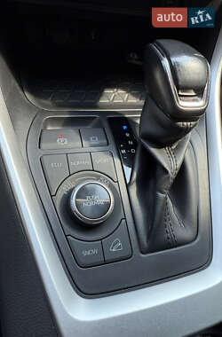 Внедорожник / Кроссовер Toyota RAV4 2020 в 
