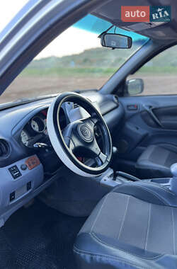 Внедорожник / Кроссовер Toyota RAV4 2003 в 