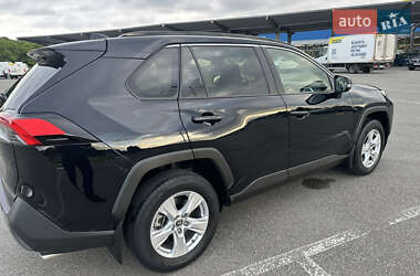 Позашляховик / Кросовер Toyota RAV4 2020 в 