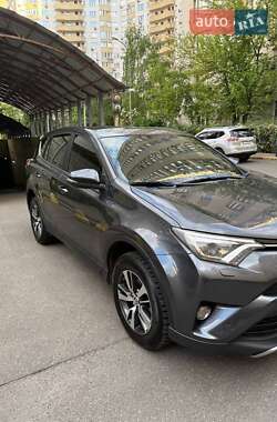 Внедорожник / Кроссовер Toyota RAV4 2017 в 