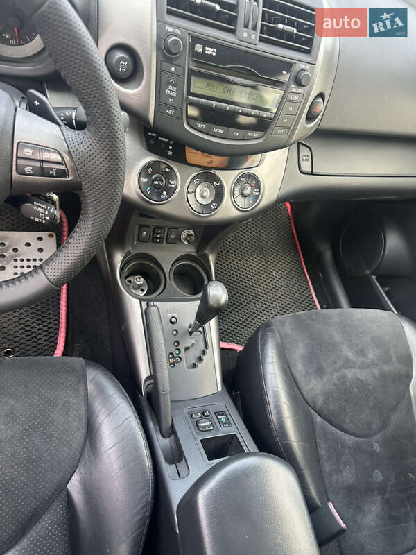 Внедорожник / Кроссовер Toyota RAV4 2010 в Киеве
