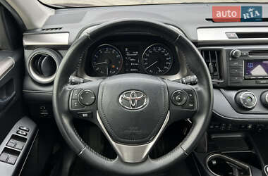 Внедорожник / Кроссовер Toyota RAV4 2017 в 
