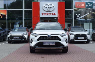 Внедорожник / Кроссовер Toyota RAV4 2023 в 