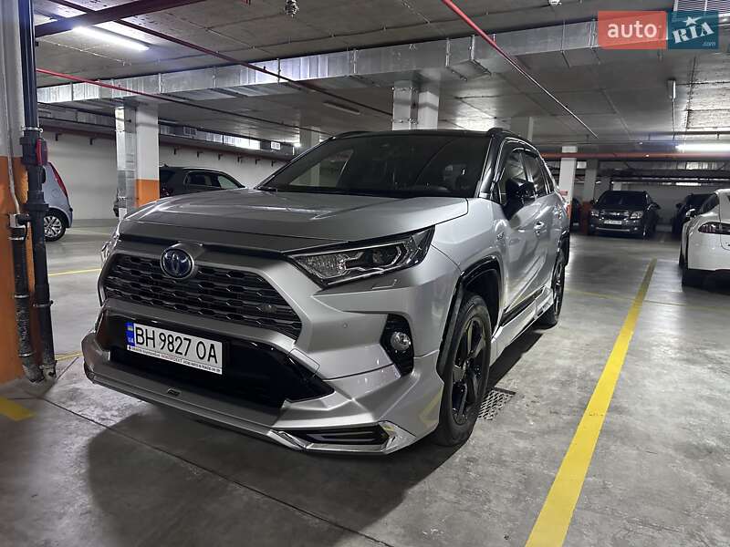 Внедорожник / Кроссовер Toyota RAV4 2021 в 