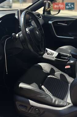 Внедорожник / Кроссовер Toyota RAV4 2021 в 