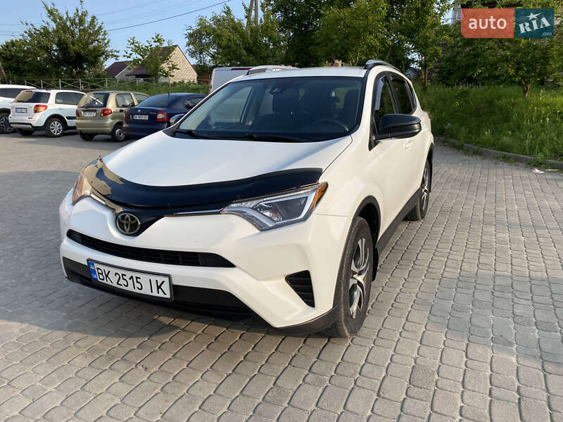 Позашляховик / Кросовер Toyota RAV4 2016 в Рівному