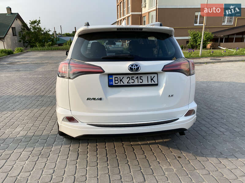 Позашляховик / Кросовер Toyota RAV4 2016 в Рівному